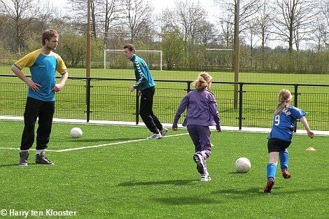 13-04-2011_damesvoetbal_training_vv_berkum_2.jpg